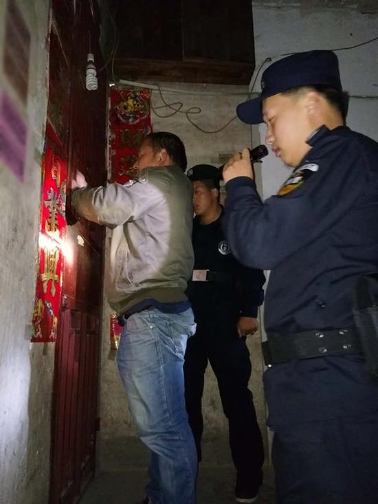 潍坊粗心妈妈误将幼女锁家中 民警全城寻开锁师傅开门